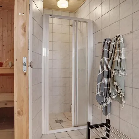 Stunning In With Sauna بوجنسي